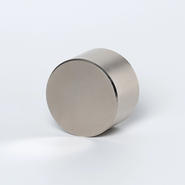 Цилиндрический неодимовый магнит 45x25 лежит на боковой поверхности вид спереди