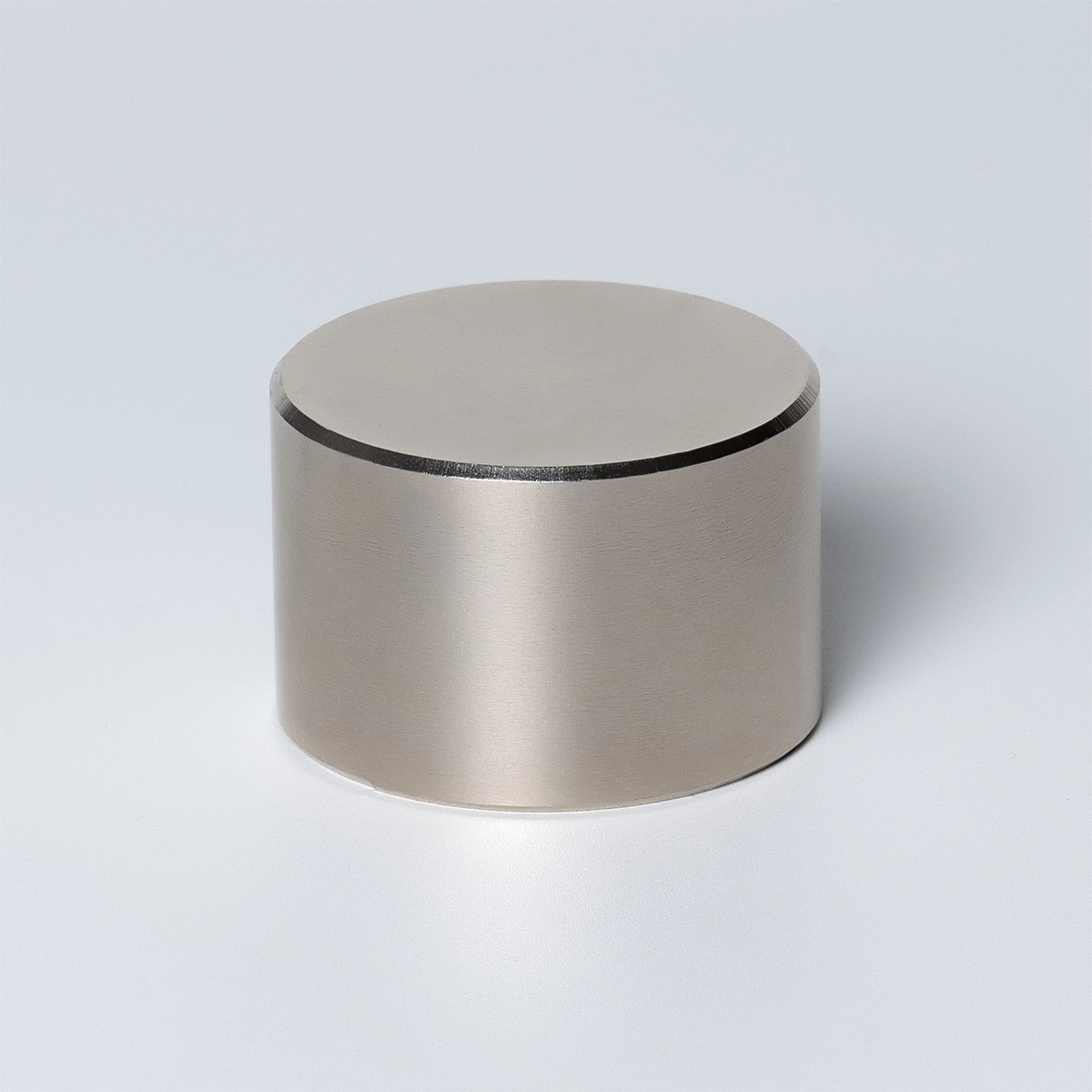 Цилиндрический неодимовый магнит 45x25 лежит на основании