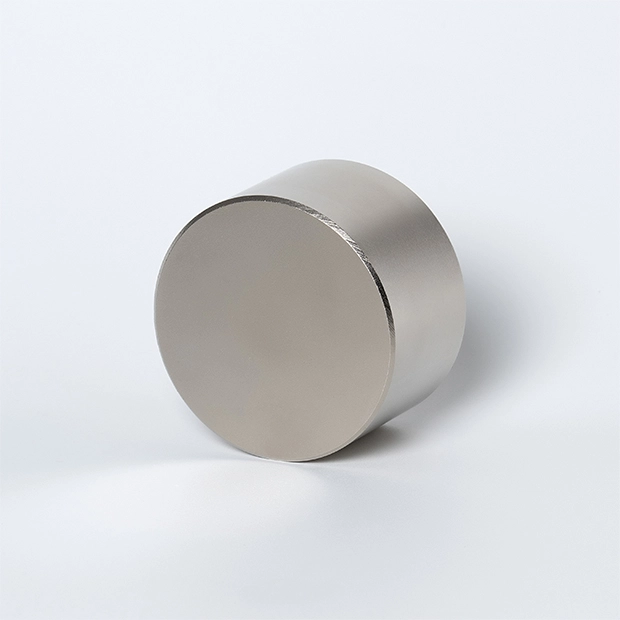Цилиндрический неодимовый магнит 50x30 лежит на боковой поверхности вид спереди