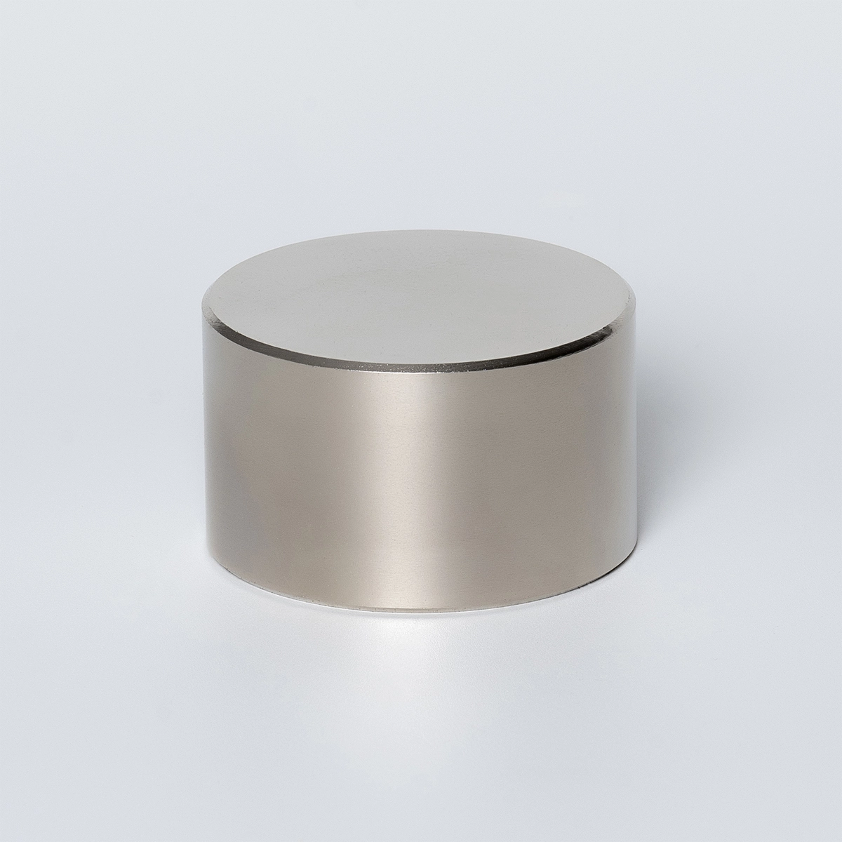 Цилиндрический неодимовый магнит 50x30 лежит на основании