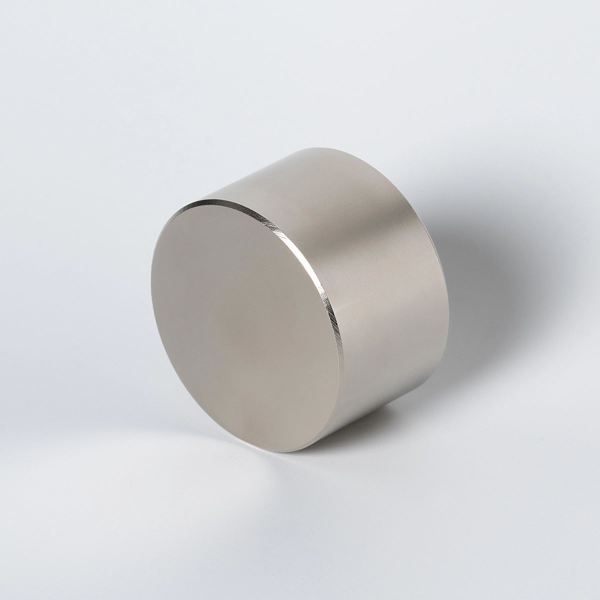 Цилиндрический неодимовый магнит 50x30 лежит на боковой поверхности вид под углом