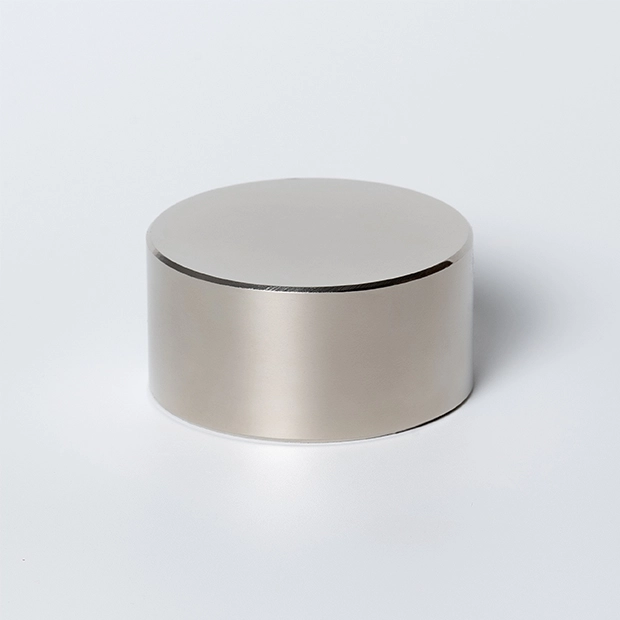 Цилиндрический неодимовый магнит 60x30 лежит на основании