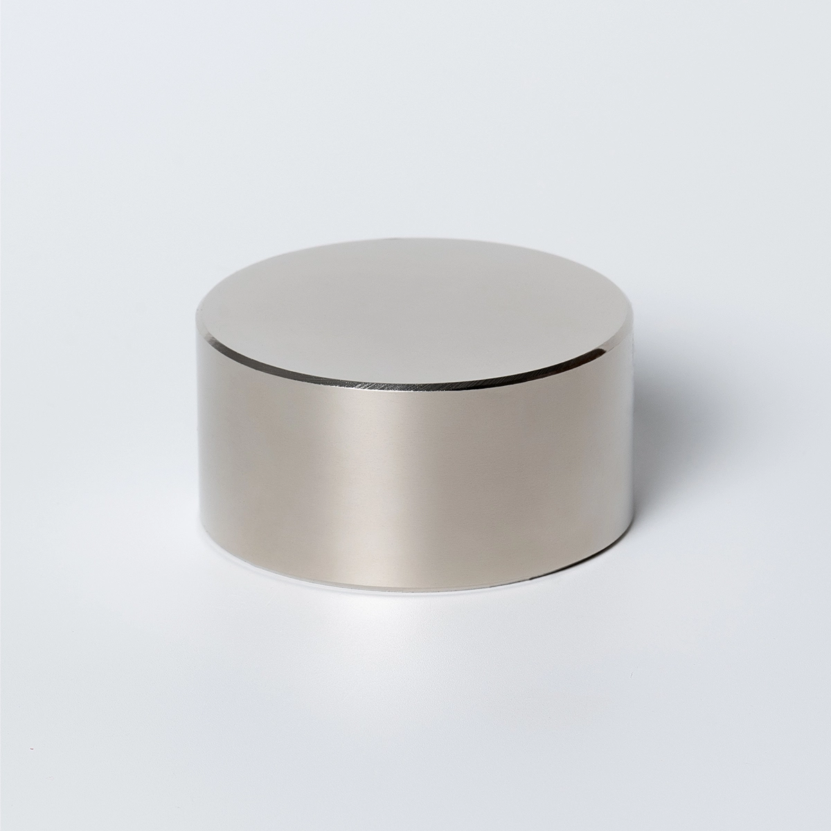 Цилиндрический неодимовый магнит 60x30 лежит на основании