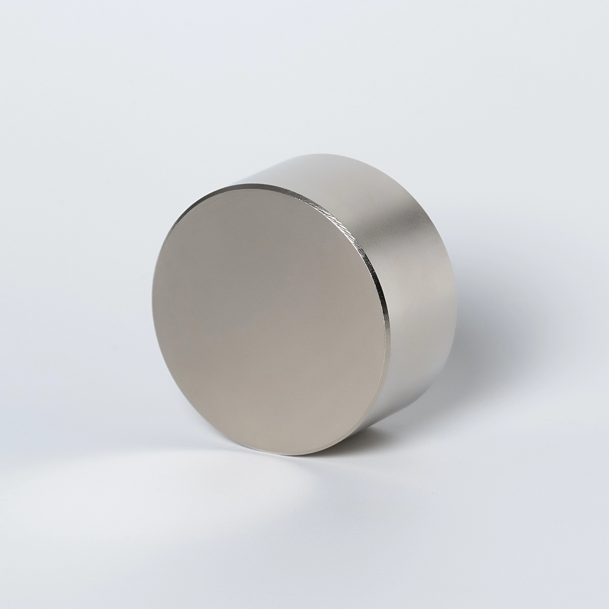 Цилиндрический неодимовый магнит 60x30 лежит на боковой поверхности вид спереди