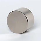 Цилиндрический неодимовый магнит 45x25 лежит на боковой поверхности вид спереди