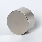 Цилиндрический неодимовый магнит 50x30 лежит на боковой поверхности вид спереди