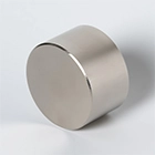 Цилиндрический неодимовый магнит 50x30 лежит на боковой поверхности вид под углом