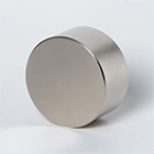 Цилиндрический неодимовый магнит 60x30 лежит на боковой поверхности вид спереди